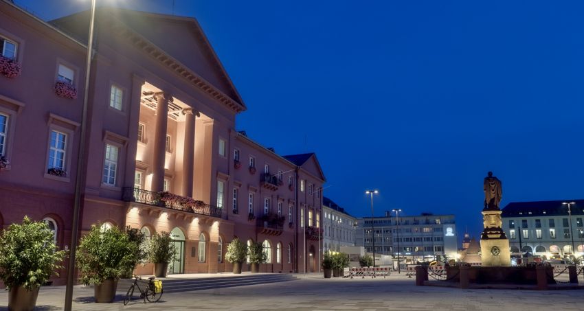Marktplatz Karlsruhe - Links im Bild ist das Rathaus mit dem Haupteingang zu sehen