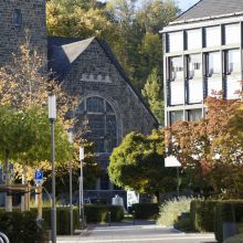 Aufgrund der sogenannten Lichtpunkthöhe kamen hier 1-fach abgesetzte Stahlrohrmaste zur Ausführung. Je höher die Maste gen Himmel ragen, desto mehr Absätze erhalten sie. Die häufigsten zylindrisch abgesetzten Maste sind 1-fach, 2-fach oder 3-fach abgesetzt.