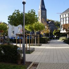 Zum Schutz des Mastes ist dieser im Erdübergangsbereich mit einer Stahlmanschette versehen. Somit kann die Lebensdauer des Mastes und des gesamten Lichtpunktes noch einmal verlängert werden. Im Erdbereich befindet sich das Kabelloch bzw. die Kabellöcher, die wiederum mit einem Kantenschutz versehen sind, damit sich die Kabel nicht aufscheuern.