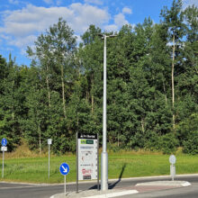 Die Gemeinde Eichenzell, in Hessen, hat sich dem Thema „Smart-City-Maste“ intensiv gewidmet und an der abgebildeten Stelle ihren ersten „Smart-City-Mast“ aufgestellt. In ständiger Abstimmung mit Wirtschaft, Verwaltung und Bürgern wird dieses Projekt nun nach und nach mit weiterem Leben erfüllt. Sowohl in der Ausstattung der Maste als auch die Aufstellung an weiteren Standorten.