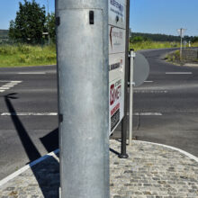Eine zusätzliche Besonderheit an diesem Mast ist sicherlich die Größe der Masttür. Sie ist für den Einbau von mehreren Modulen ausgelegt.