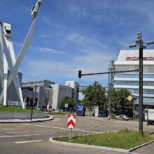 Seine vielfachen Anwendungsoptionen werden sehr gut ausgenutzt. Der kombinierte Mast dient beispielsweise sowohl als Signalmast für die Ampelanlage, als auch als Leuchtenmast für den Straßenverkehr. Ebenso werden Fußgänger- und Radfahrwege in diesem Teil des Kreisverkehrs ausgeleuchtet und an der Mastspitze sind zudem Strahler angebracht, die das zentrale Kunstwerk anleuchten.