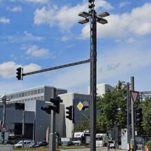 Dieser farbige, nasslackierte Winkelmast besticht durch seine dominante Positionierung an diesem stark frequentierten Kreisverkehr am Porscheplatz in Stuttgart-Zuffenhausen.