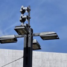 Am oberen Mastende, in rund 9m Höhe, befindet sich ein Vierfachausleger, an dem die LED-Strahler für die Straßenbeleuchtung angebracht sind. Die Mastspitze bilden drei kleinere, an einer Stange installierten LED-Strahler, die die Skulptur „Inspiration 911“ auf der Kreisverkehrsinsel anstrahlen.