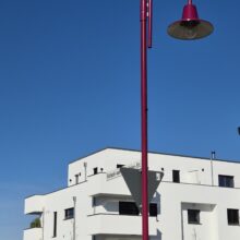 Nachdem die Maste inklusive der Leuchten montiert sind, kommt der Effekt einer gleichen Farbe der Maste und der Leuchten sehr deutlich zum Tragen. Die Bezeichnung RAL-Farbe hat ihren Namen von der „RAL Deutsches Institut für Gütesicherung und Kennzeichnung e. V.“ mit Sitz in Bonn. Die große Bedeutung erlangt dieses System dadurch, dass es normierte Farben sind, die jeweils einer eindeutigen Nummer zugeordnet sind. Somit ist für einen Auftragnehmer und einen Auftraggeber eindeutige Klarheit über die Farbe geschaffen.