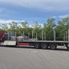 Pfeiffer Stahlrohrmaste liefert diese Maste und alle weiteren Maste mit ihren hauseigenen LKWs und Aufliegern aus, ein Krahn ist ebenfalls mit an Bord, sodass sich der Kunde nicht um das Entladen kümmern muss. Da wir dieses mit angestellten Fahrern ausführen, stellt sich eine wiederholende Abladung beim Kunden als eine große Erleichterung für die Mitarbeiter in den Lagern dar.