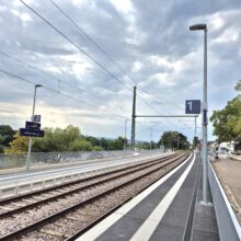 Am Bahnsteig finden sich vielfach die 6100mm und 4600mm lange Bahnmaste im Einsatz. Diese Maste gibt es je nach Anwendungszweck mit Flanschplatte oder mit Erdstück.