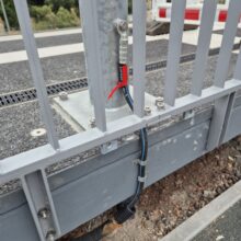 Die Maste nach RIL 813.05 verfügen über vorbereitete Gewindeanschlüsse für die einfache Montage verschiedenster Anbauteile wie Uhren, DSA, Lautsprecher oder DAB-Module. Die Anschlüsse sind werksseitig mit Blindstopfen verschlossen.Zusätzlich sind die Maste mit zwei M16-Erdungsschrauben ausgestattet (siehe Bild). Damit lassen sich Tiefen- und Gleiserder zuverlässig anschließen.