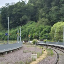 Bei der Bahn sind viele verschiedene Typen an Masten im Einsatz: Zum einen finden an Bahnhöfen die traditionellen Bahnsteigmasten in 6100mm und 4600mm Höhe ihre Anwendung, auf der Strecke sind es vielfach die nGgB als auch die konisch kippbaren Maste. Zudem gibt es DSA und DSA+ Maste für digitale Information. Weiterhin eine Vielzahl an Sondermasten wie Kameramaste als auch temporäre Baustellenmaste. Zudem können sämtliche Maste auf die individuellen Gegebenheiten vor Ort durch unser Team an Statiker und Techniker angepasst werden, inklusive der nötigen Statik.
