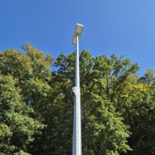 Neben den zuvor beschriebenen Lichtmasten für die Bahn gibt es konisch kippbare Maste, die ebenfalls eindeutig definiert sind und in verschiedenen (Lichtpunkt)höhen zwischen 8000 mm und 14.000 mm Höhe über Erde, lieferbar sind. Selbstverständlich sind diese Maste ebenfalls in den Varianten mit Erdstück und Flanschplatte erhältlich. Diese Maste können durch eine Person gekippt werden, die das Leuchtmittel austauscht bzw. die Leuchte reinigt und im Anschluss alleine wieder den Mast in die Ausgangsposition zurückbringt. In diesem Fall muss die Bahnstrecke nicht gesperrt werden und der Bahnverkehr wird nicht ausgebremst.