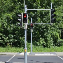 Sofern der Mast statisch ausreichend dimensioniert ist, können auch weitere Elemente angebracht werden, um vor Ort eine bestmögliche Verkehrsführung zu gewährleisten. Bei der Konstruktion von Masten ist unser Statiker gleich zu Beginn eingebunden und kann Empfehlungen aussprechen oder aber den Mast entsprechend dimensionieren.