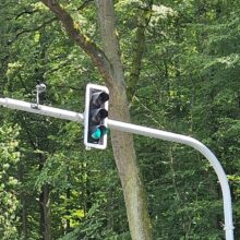 Lichtsignalanlagen, Kurzform LSA oder auch umgangssprachlich Ampelmaste oder Ampelanlagen finden wir in unserem Umfeld überall. Bei mehrspurigen Straßen werden gerne Peitschenmaste, bei einspurigen Straßen, hin und wieder Signalständer verwendet oder aber die Signalständer stehen zusätzlich zu den Peitschenmasten an der Straßenseite.