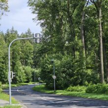 Bei einer zweispurigen Straße werden zwei Signalgeber montiert, bei eine einspurigen Straße ein Signalgeber. Im vorliegendem Fall wurde der Peitschenmast auch dazu verwendet, die Fußgängersignalanlage zu tragen.