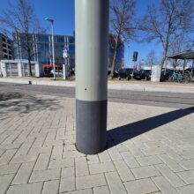 Im innerstädtischen Bereich werden die Maste aus optischen Aspekten häufig mittels einer RAL- oder einer DB-Beschichtung zusätzlich versehen. Im Bereich des Erdstückes und der ersten 200 bis 500 mm über Erde werden die Maste mittels einer Epoxid-Beschichtung zusätzlich gegen Feuchtigkeit und weitere Umwelteinflüsse geschützt.